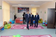 Prezident İlham Əliyev Bakıda yeni inşa olunan orta məktəbin və uşaq bağçasının açılışlarında iştirak edib (FOTO)