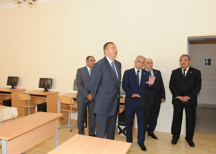 İlham Əliyev Bakıda 49 nömrəli "İntellekt" məktəb-liseyin və 21 nömrəli məktəbin binalarının yenidənqurmadan sonrakı vəziyyəti ilə tanış olub (FOTO)