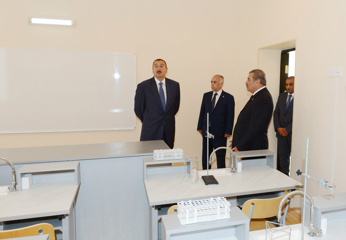 İlham Əliyev Bakıda 49 nömrəli "İntellekt" məktəb-liseyin və 21 nömrəli məktəbin binalarının yenidənqurmadan sonrakı vəziyyəti ilə tanış olub (FOTO)