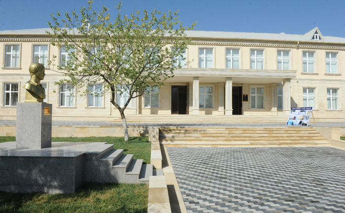 İlham Əliyev Bakıda 49 nömrəli "İntellekt" məktəb-liseyin və 21 nömrəli məktəbin binalarının yenidənqurmadan sonrakı vəziyyəti ilə tanış olub (FOTO)