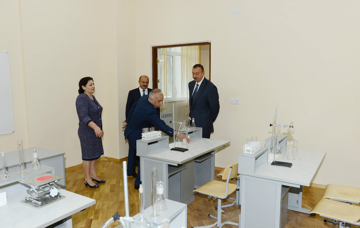 İlham Əliyev Bakıda 49 nömrəli "İntellekt" məktəb-liseyin və 21 nömrəli məktəbin binalarının yenidənqurmadan sonrakı vəziyyəti ilə tanış olub (FOTO)