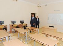 İlham Əliyev Bakıda 49 nömrəli "İntellekt" məktəb-liseyin və 21 nömrəli məktəbin binalarının yenidənqurmadan sonrakı vəziyyəti ilə tanış olub (FOTO)