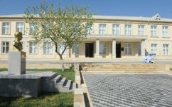 İlham Əliyev Bakıda 49 nömrəli "İntellekt" məktəb-liseyin və 21 nömrəli məktəbin binalarının yenidənqurmadan sonrakı vəziyyəti ilə tanış olub (FOTO)