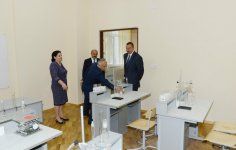 İlham Əliyev Bakıda 49 nömrəli "İntellekt" məktəb-liseyin və 21 nömrəli məktəbin binalarının yenidənqurmadan sonrakı vəziyyəti ilə tanış olub (FOTO)