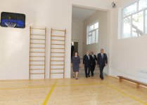 İlham Əliyev Bakıda 49 nömrəli "İntellekt" məktəb-liseyin və 21 nömrəli məktəbin binalarının yenidənqurmadan sonrakı vəziyyəti ilə tanış olub (FOTO)