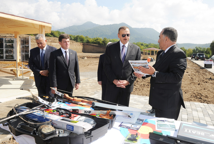 İlham Əliyev Qəbələdə stend və ox atıcılığı kompleksində tikinti işlərinin gedişi ilə tanış olub (FOTO)