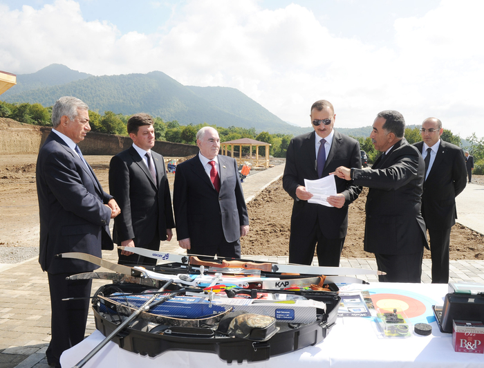 İlham Əliyev Qəbələdə stend və ox atıcılığı kompleksində tikinti işlərinin gedişi ilə tanış olub (FOTO)