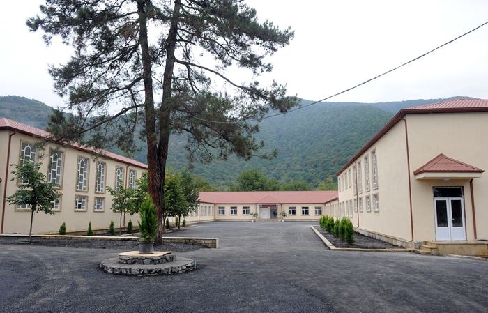 İlham Əliyev Qax rayonunda orta məktəbinin binasında aparılan əsaslı təmir və yenidənqurma işlərinin gedişi ilə tanış olmuşdur (FOTO)