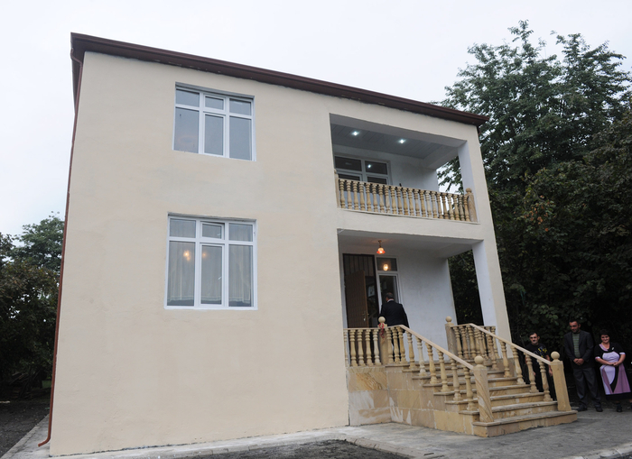 İlham Əliyev Qax rayonunun Güllük kənd sakini üçün yeni tikilmiş fərdi evdə olmuşdur (FOTO)