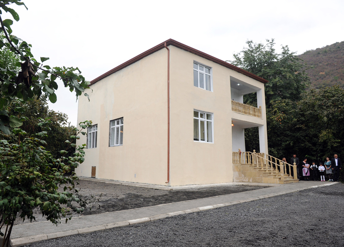 İlham Əliyev Qax rayonunun Güllük kənd sakini üçün yeni tikilmiş fərdi evdə olmuşdur (FOTO)