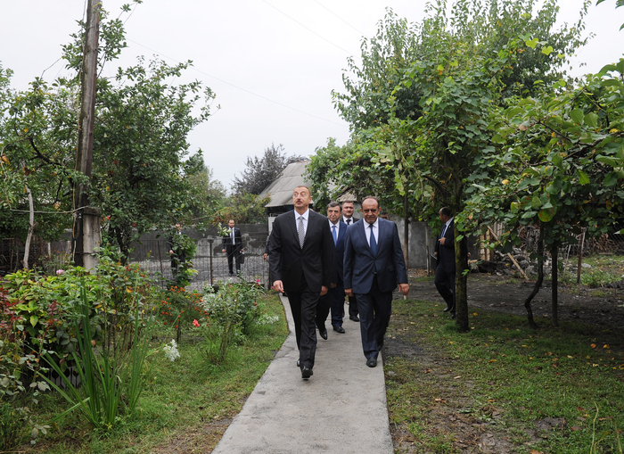 İlham Əliyev Qax rayonunun Güllük kənd sakini üçün yeni tikilmiş fərdi evdə olmuşdur (FOTO)