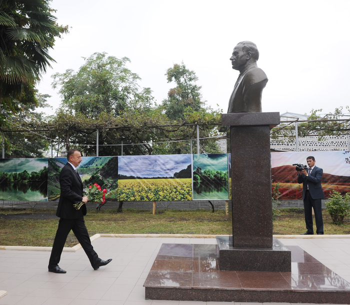 İlham Əliyev Bəhmətli kənd tam orta məktəb binasının təməlqoyma mərasimində iştirak edib (FOTO)