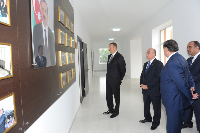 İlham Əliyev Qax rayonunda orta məktəbinin binasında aparılan əsaslı təmir və yenidənqurma işlərinin gedişi ilə tanış olmuşdur (FOTO)