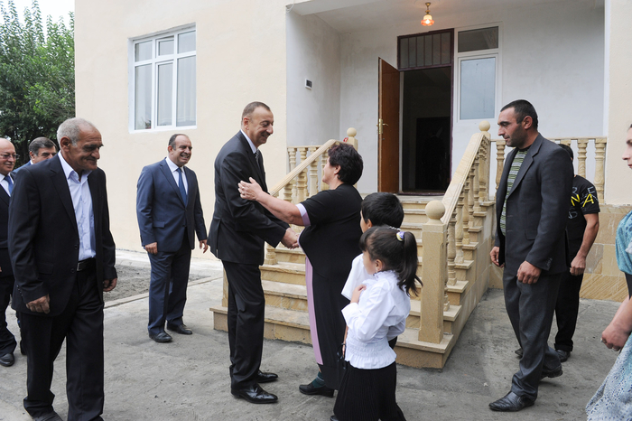 İlham Əliyev Qax rayonunun Güllük kənd sakini üçün yeni tikilmiş fərdi evdə olmuşdur (FOTO)
