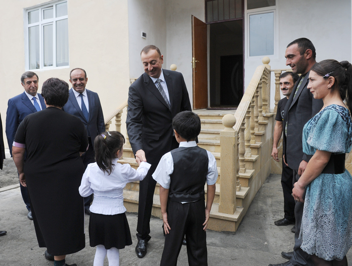 İlham Əliyev Qax rayonunun Güllük kənd sakini üçün yeni tikilmiş fərdi evdə olmuşdur (FOTO)