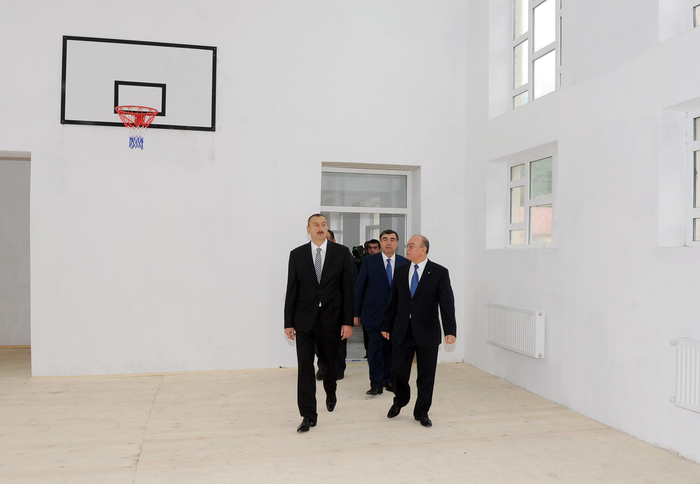 İlham Əliyev Qax rayonunda orta məktəbinin binasında aparılan əsaslı təmir və yenidənqurma işlərinin gedişi ilə tanış olmuşdur (FOTO)