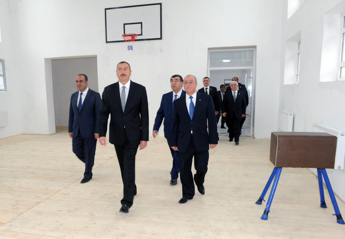 İlham Əliyev Qax rayonunda orta məktəbinin binasında aparılan əsaslı təmir və yenidənqurma işlərinin gedişi ilə tanış olmuşdur (FOTO)