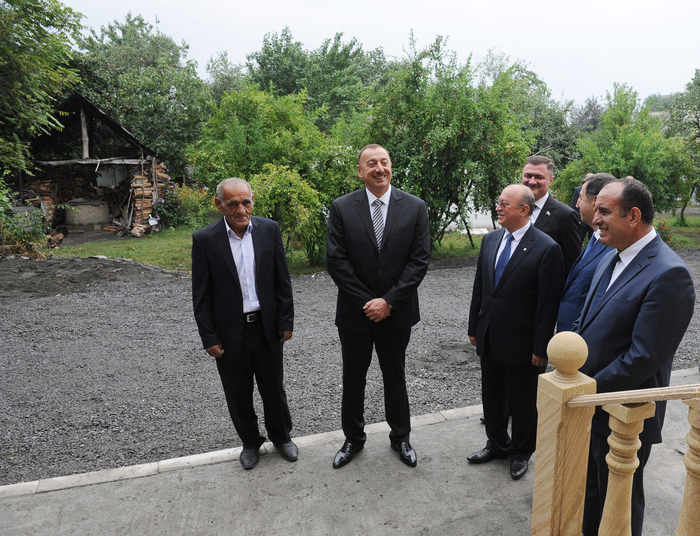İlham Əliyev Qax rayonunun Güllük kənd sakini üçün yeni tikilmiş fərdi evdə olmuşdur (FOTO)