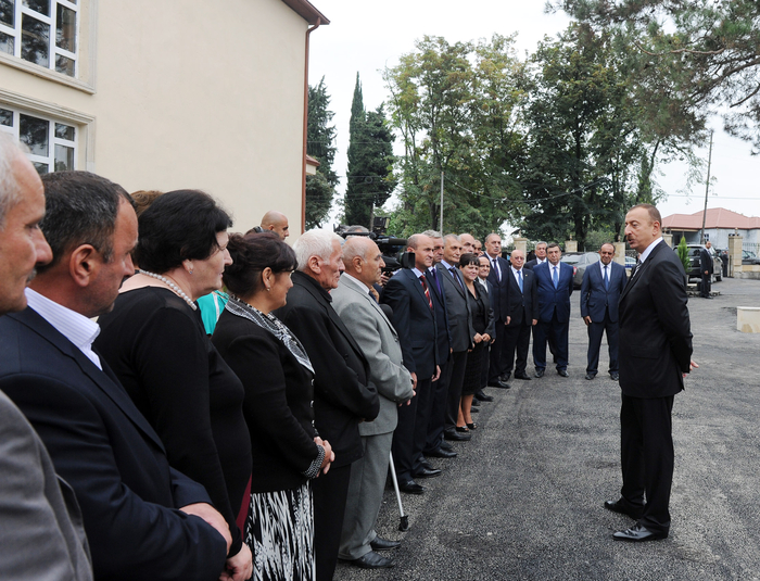 İlham Əliyev Qax rayonunda orta məktəbinin binasında aparılan əsaslı təmir və yenidənqurma işlərinin gedişi ilə tanış olmuşdur (FOTO)