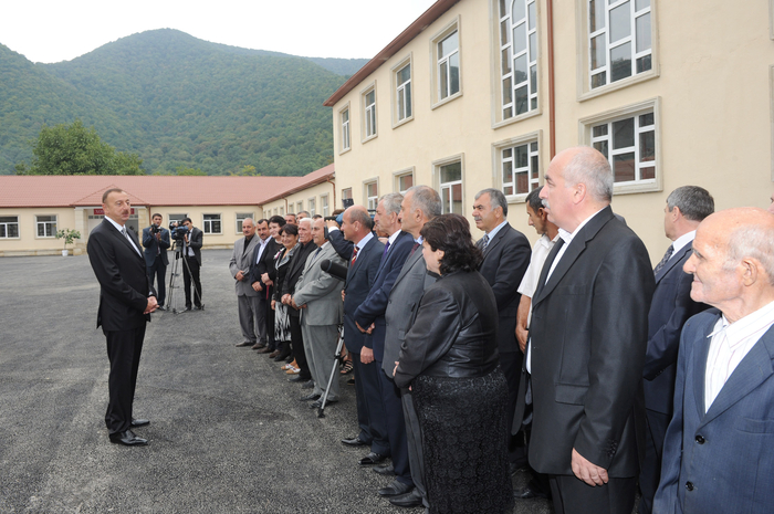 İlham Əliyev Qax rayonunda orta məktəbinin binasında aparılan əsaslı təmir və yenidənqurma işlərinin gedişi ilə tanış olmuşdur (FOTO)