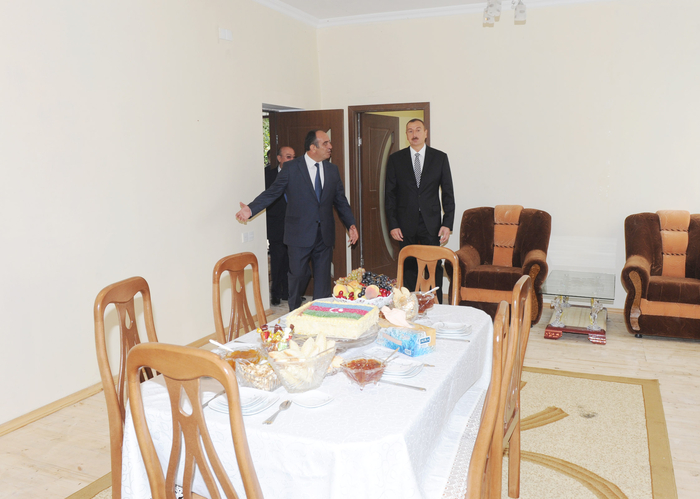 İlham Əliyev Qax rayonunun Güllük kənd sakini üçün yeni tikilmiş fərdi evdə olmuşdur (FOTO)