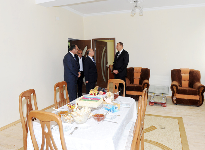 İlham Əliyev Qax rayonunun Güllük kənd sakini üçün yeni tikilmiş fərdi evdə olmuşdur (FOTO)