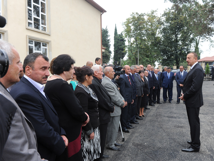 İlham Əliyev Qax rayonunda orta məktəbinin binasında aparılan əsaslı təmir və yenidənqurma işlərinin gedişi ilə tanış olmuşdur (FOTO)
