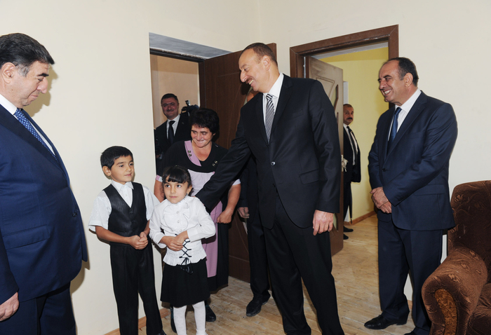 İlham Əliyev Qax rayonunun Güllük kənd sakini üçün yeni tikilmiş fərdi evdə olmuşdur (FOTO)