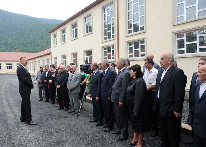 İlham Əliyev Qax rayonunda orta məktəbinin binasında aparılan əsaslı təmir və yenidənqurma işlərinin gedişi ilə tanış olmuşdur (FOTO)