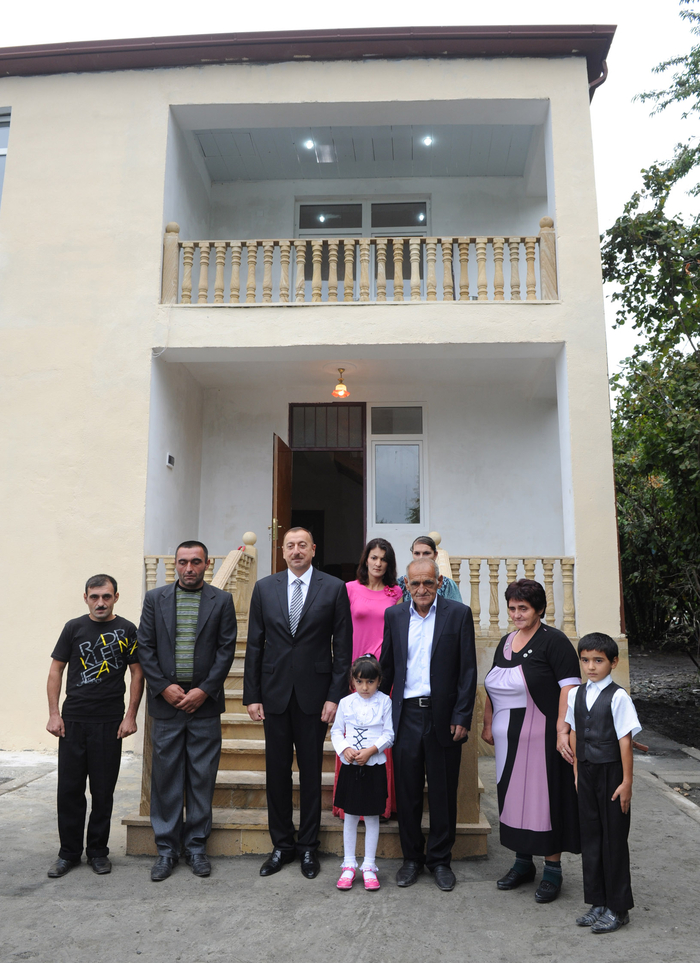 İlham Əliyev Qax rayonunun Güllük kənd sakini üçün yeni tikilmiş fərdi evdə olmuşdur (FOTO)