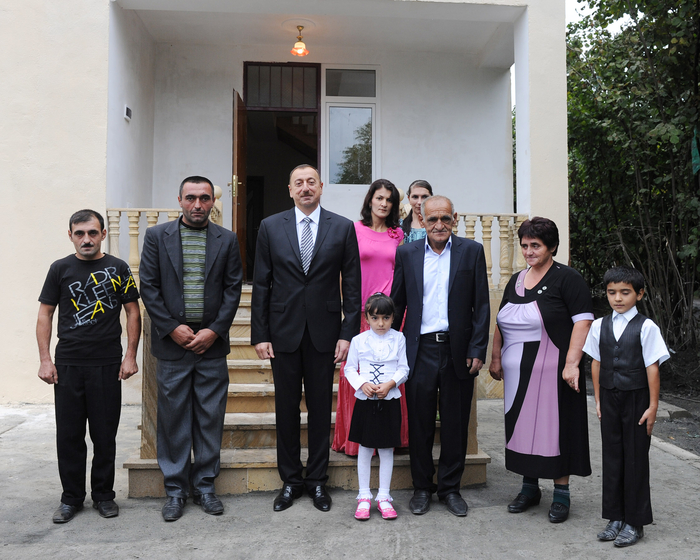 İlham Əliyev Qax rayonunun Güllük kənd sakini üçün yeni tikilmiş fərdi evdə olmuşdur (FOTO)