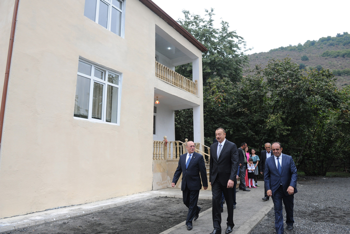İlham Əliyev Qax rayonunun Güllük kənd sakini üçün yeni tikilmiş fərdi evdə olmuşdur (FOTO)
