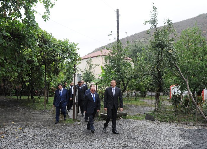 İlham Əliyev Qax rayonunun Güllük kənd sakini üçün yeni tikilmiş fərdi evdə olmuşdur (FOTO)