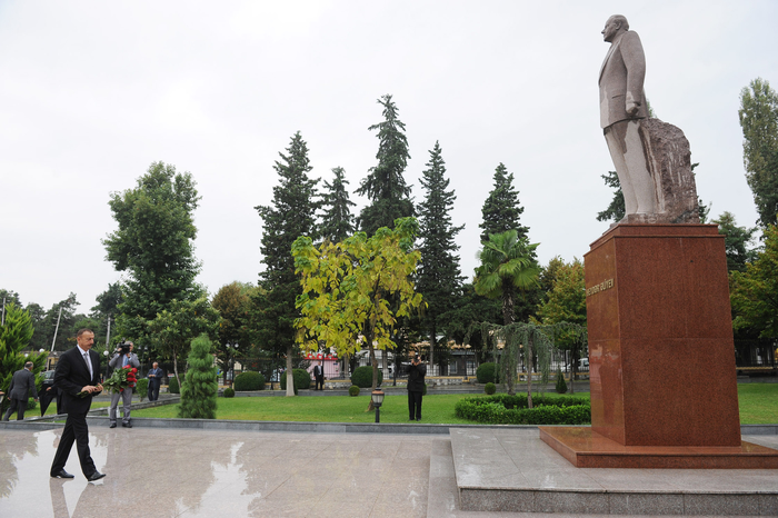 Azərbaycan Prezidenti Şəkidə ümummilli lider Heydər Əliyevin abidəsini ziyarət edib (FOTO)