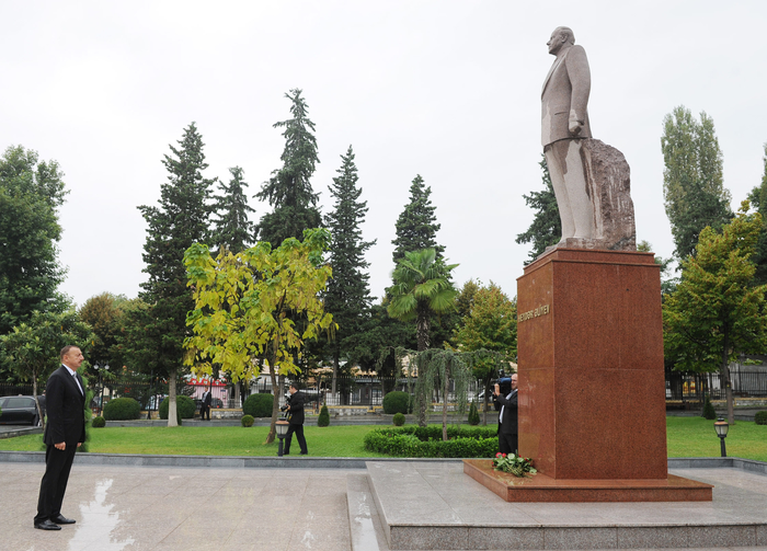 Azərbaycan Prezidenti Şəkidə ümummilli lider Heydər Əliyevin abidəsini ziyarət edib (FOTO)