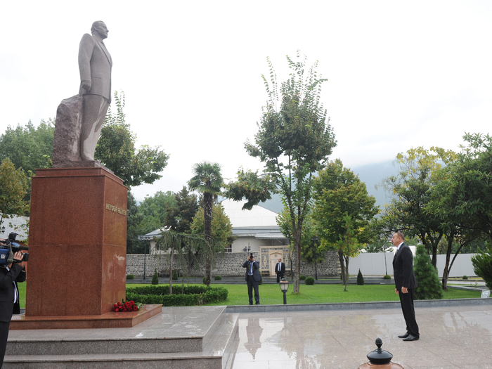 Azərbaycan Prezidenti Şəkidə ümummilli lider Heydər Əliyevin abidəsini ziyarət edib (FOTO)