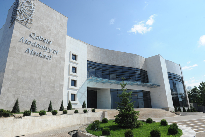 İlham Əliyev Qəbələ Mədəniyyət Evinin yeni tikilmiş binasında görülən son tamamlama işlərinin gedişi ilə tanış olub (FOTO)