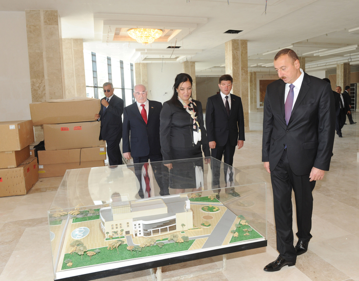 İlham Əliyev Qəbələ Mədəniyyət Evinin yeni tikilmiş binasında görülən son tamamlama işlərinin gedişi ilə tanış olub (FOTO)