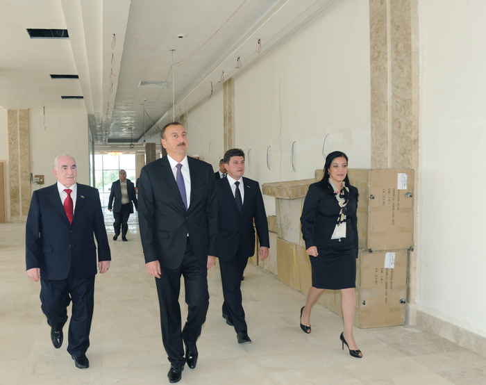 İlham Əliyev Qəbələ Mədəniyyət Evinin yeni tikilmiş binasında görülən son tamamlama işlərinin gedişi ilə tanış olub (FOTO)