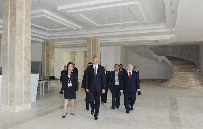 İlham Əliyev Qəbələ Mədəniyyət Evinin yeni tikilmiş binasında görülən son tamamlama işlərinin gedişi ilə tanış olub (FOTO)
