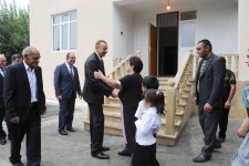 İlham Əliyev Qax rayonunun Güllük kənd sakini üçün yeni tikilmiş fərdi evdə olmuşdur (FOTO)