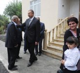 İlham Əliyev Qax rayonunun Güllük kənd sakini üçün yeni tikilmiş fərdi evdə olmuşdur (FOTO)