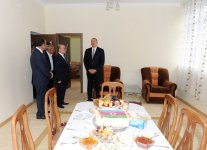 İlham Əliyev Qax rayonunun Güllük kənd sakini üçün yeni tikilmiş fərdi evdə olmuşdur (FOTO)
