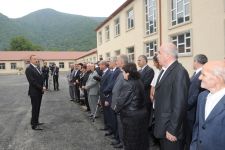 İlham Əliyev Qax rayonunda orta məktəbinin binasında aparılan əsaslı təmir və yenidənqurma işlərinin gedişi ilə tanış olmuşdur (FOTO)
