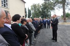 İlham Əliyev Qax rayonunda orta məktəbinin binasında aparılan əsaslı təmir və yenidənqurma işlərinin gedişi ilə tanış olmuşdur (FOTO)