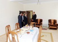 İlham Əliyev Qax rayonunun Güllük kənd sakini üçün yeni tikilmiş fərdi evdə olmuşdur (FOTO)