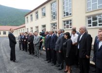 İlham Əliyev Qax rayonunda orta məktəbinin binasında aparılan əsaslı təmir və yenidənqurma işlərinin gedişi ilə tanış olmuşdur (FOTO)
