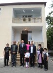 İlham Əliyev Qax rayonunun Güllük kənd sakini üçün yeni tikilmiş fərdi evdə olmuşdur (FOTO)