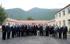 İlham Əliyev Qax rayonunda orta məktəbinin binasında aparılan əsaslı təmir və yenidənqurma işlərinin gedişi ilə tanış olmuşdur (FOTO)