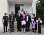 İlham Əliyev Qax rayonunun Güllük kənd sakini üçün yeni tikilmiş fərdi evdə olmuşdur (FOTO)